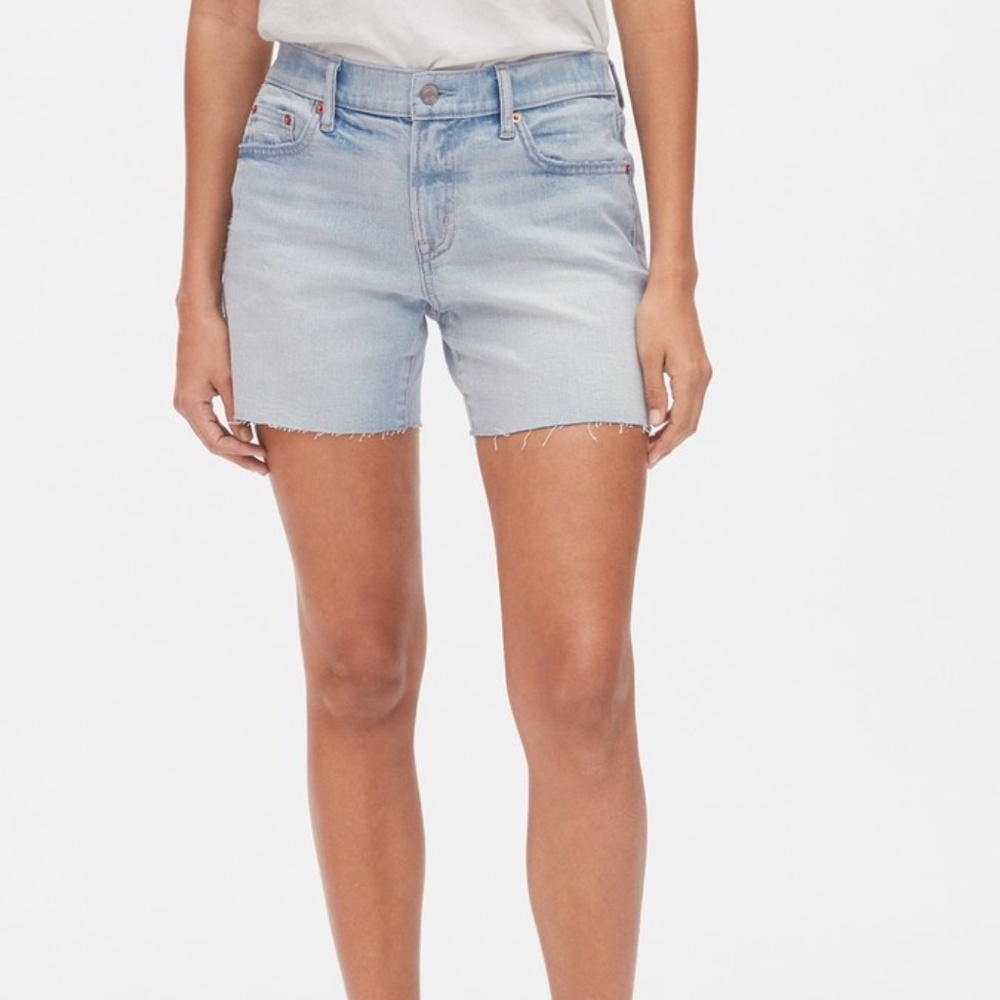 GAP Light Indigo Denim Jean Short - 5" inseam with pockets- Size 2